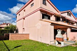 VILLA A SCHIERA A COLLEFERRO