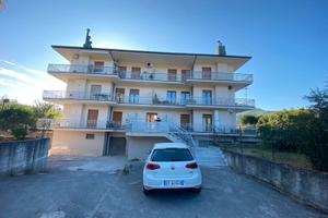 Appartamento con garage e posti auto