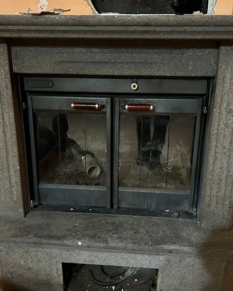 rivestimento in peperino per camino caldaia