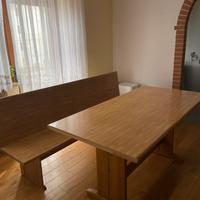 Tavolo in legno con panca coordinata