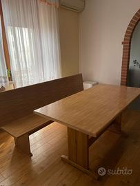 Tavolo in legno con panca coordinata