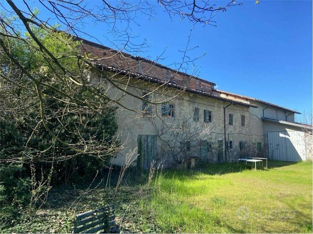 Rustico / Casale di 1083 m² con più di 5 locali a - Vista 2