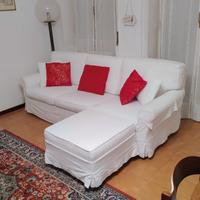 Divano bianco con pouf quadrato