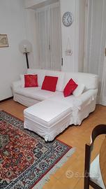 Divano bianco con pouf quadrato