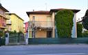 soluzione-indipendente-con-garage-e-giardino