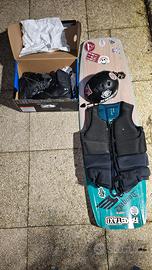 Tavola wakeboard+attacchi+giubbotto+casco