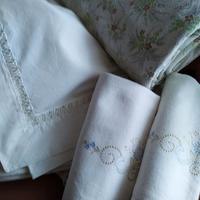 Due lenzuola matrimoniali con federe.