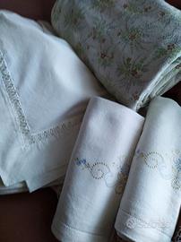 Due lenzuola matrimoniali con federe.