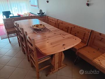 Tavolo taverna con panca e cucinino