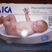 Bilancia pesa neonati