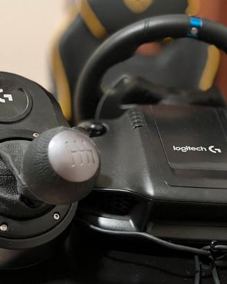 Volante Logitech per simulatore di guida