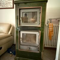Stufa a legna con rivestimento in maiolica