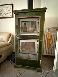 Stufa a legna con rivestimento in maiolica