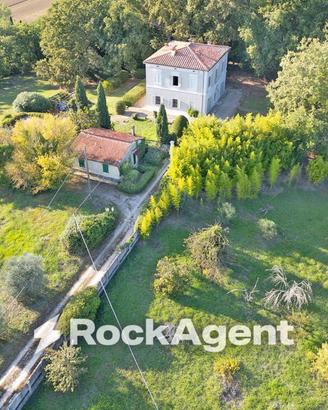 Villa di 464 m² con più di 5 locali e box auto dop