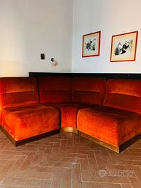 Divano angolare vintage arancione stile anni 60