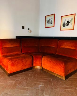 Divano angolare vintage arancione stile anni 60
