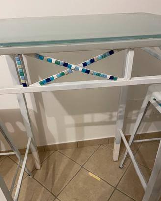 Tavolino in ferro con due sgabelli