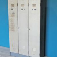 Armadietto vintage in ferro stile industriale