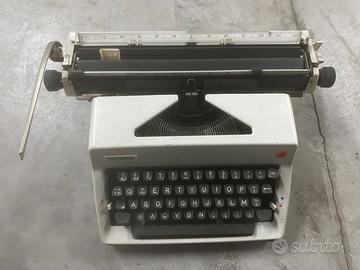 Macchina da scrivere vintage Olympia