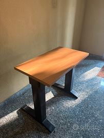 Scrivania in legno con gambe di metallo