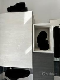 Mobile del bagno grigio scuro e chiaro come nuovo
