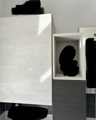 Mobile del bagno grigio scuro e chiaro come nuovo