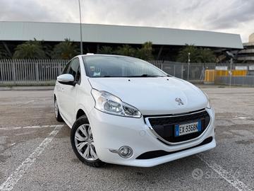 Peugeot 208 1.4 HDi 68 CV 5 porte Allure