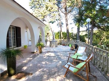Villa immersa nel verde ad Ostuni