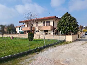 Villetta di testa con giardino privato