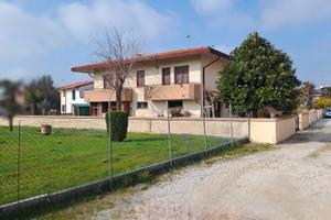 Villetta di testa con giardino privato
