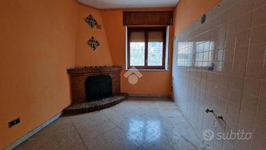 2 LOCALI A CASTIGLIONE DEL GENOVESI