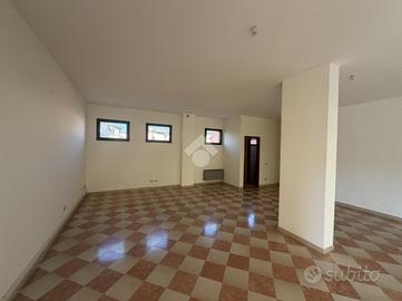 NEGOZIO A CAERANO DI SAN MARCO