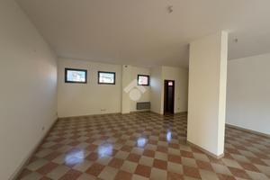 NEGOZIO A CAERANO DI SAN MARCO