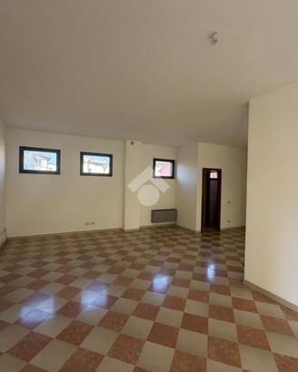 NEGOZIO A CAERANO DI SAN MARCO