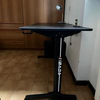 Scrivania nera hbada con lampada