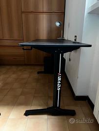 Scrivania nera hbada con lampada