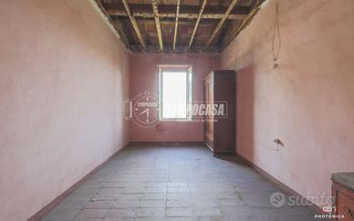 CASA INDIPENDENTE DA RISTRUTTURARE CON GIARDINO