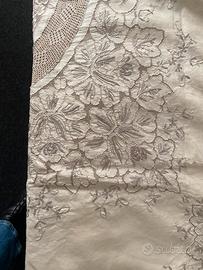 Tovaglia antica ricamata a mano