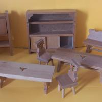 mobili in legno per casa delle bambole 