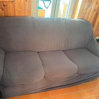 Divano tre posti con copertura