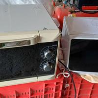 Forno microonde grande e piccolo