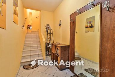 Villa di 183 m² con più di 5 locali e box auto dop