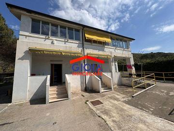 Villa di 530 m² con più di 5 locali a Sessa Aurunc
