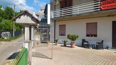 Casa indipendente con 3 appartamenti