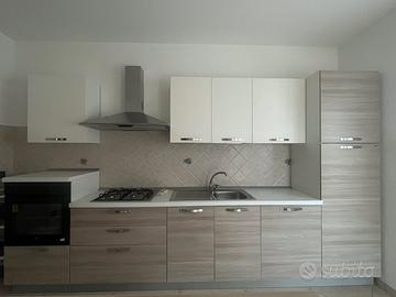 Cucina bicolore completa di’ elettrodomestici