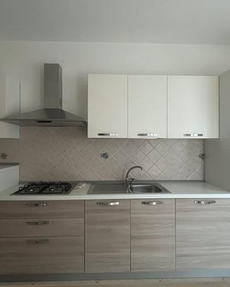 Cucina bicolore completa di’ elettrodomestici