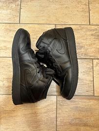 Jordan 1 mid black