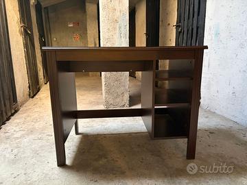 Scrivania in legno scuro