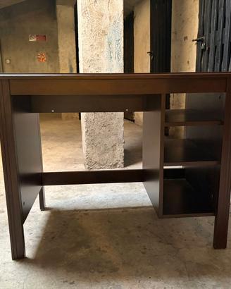 Scrivania in legno scuro