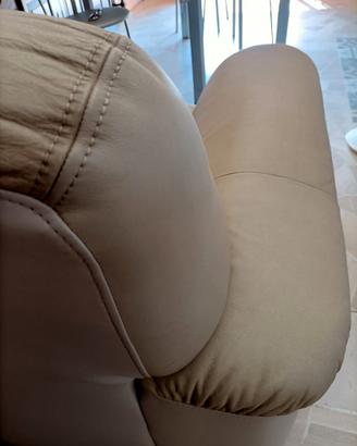 Divano biposto in pelle beige